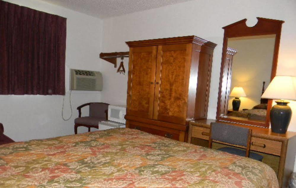 American Inn-Александър Сити Екстериор снимка